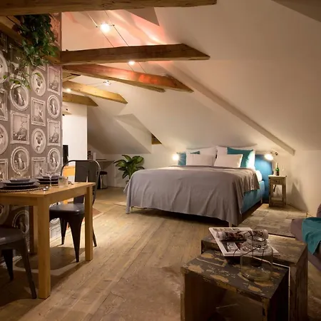 Romantic Bohemian In Old Town * פראג